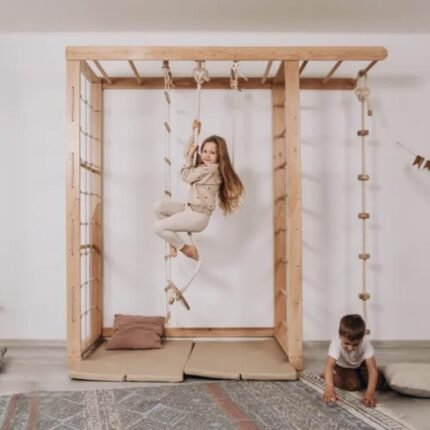 Monkey bar with extended swing